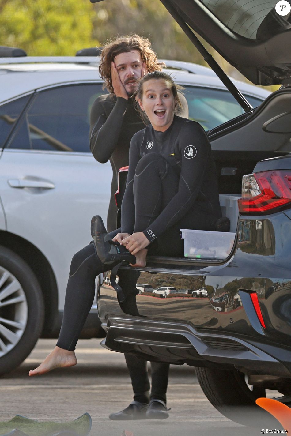 Exclusif - Leighton Meester et Adam Brody fêtent leur 6ème anniversaire de mariage en faisant du surf à Malibu.
