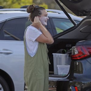Exclusif - Leighton Meester et Adam Brody fêtent leur 6ème anniversaire de mariage en faisant du surf pendant 90 minutes à Malibu, le 15 février 2021. Le couple s'est rencontré sur le tournage de "The Oranges" et a aujourd'hui deux enfants.