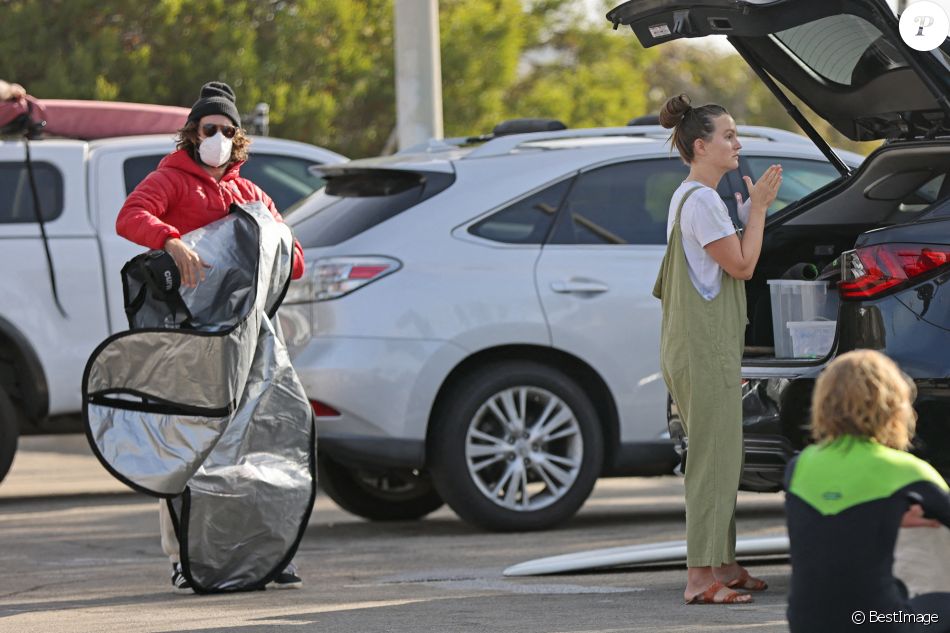 Exclusif - Leighton Meester et Adam Brody fêtent leur 6ème anniversaire de mariage en faisant du surf pendant 90 minutes à Malibu, le 15 février 2021. Le couple s'est rencontré sur le tournage de "The Oranges" et a aujourd'hui deux enfants.