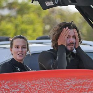 Exclusif - Leighton Meester et Adam Brody fêtent leur 6ème anniversaire de mariage en faisant du surf pendant 90 minutes à Malibu, le 15 février 2021. Le couple s'est rencontré sur le tournage de "The Oranges" et a aujourd'hui deux enfants.