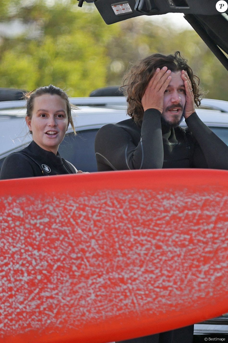 Exclusif - Leighton Meester et Adam Brody fêtent leur 6ème anniversaire de mariage en faisant du surf pendant 90 minutes à Malibu, le 15 février 2021. Le couple s'est rencontré sur le tournage de "The Oranges" et a aujourd'hui deux enfants.