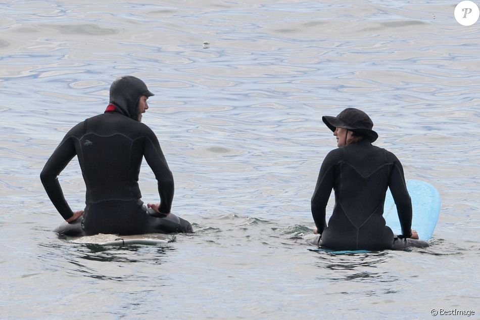 Exclusif - Leighton Meester et Adam Brody fêtent leur 6ème anniversaire de mariage en faisant du surf pendant 90 minutes à Malibu, le 15 février 2021. Le couple s'est rencontré sur le tournage de "The Oranges" et a aujourd'hui deux enfants.