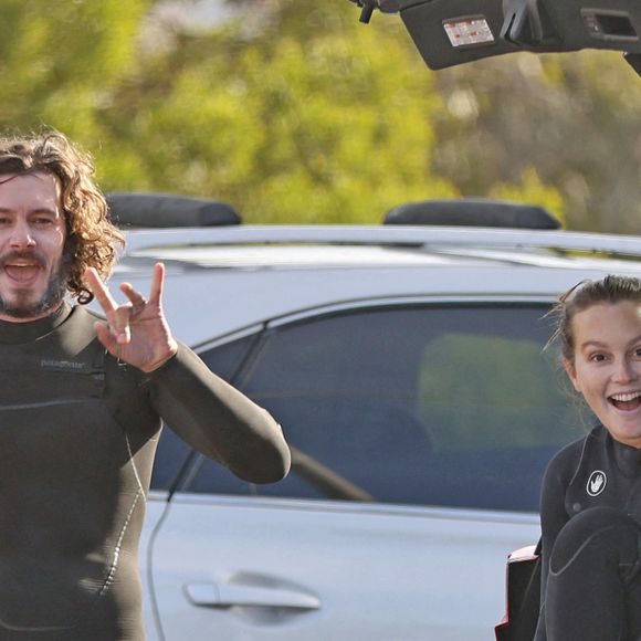 Exclusif - Leighton Meester et Adam Brody fêtent leur 6ème anniversaire de mariage en faisant du surf pendant 90 minutes à Malibu, le 15 février 2021. Le couple s'est rencontré sur le tournage de "The Oranges" et a aujourd'hui deux enfants.