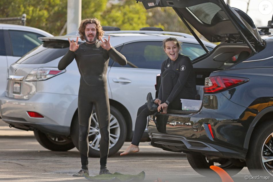 Exclusif - Leighton Meester et Adam Brody fêtent leur 6ème anniversaire de mariage en faisant du surf pendant 90 minutes à Malibu, le 15 février 2021. Le couple s'est rencontré sur le tournage de "The Oranges" et a aujourd'hui deux enfants.