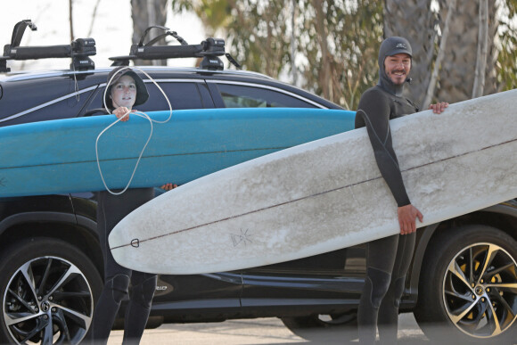 Exclusif - Leighton Meester et Adam Brody fêtent leur 6ème anniversaire de mariage en faisant du surf pendant 90 minutes à Malibu, le 15 février 2021. Le couple s'est rencontré sur le tournage de "The Oranges" et a aujourd'hui deux enfants.