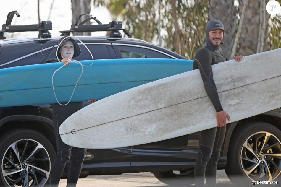 Exclusif - Leighton Meester et Adam Brody fêtent leur 6ème anniversaire de mariage en faisant du surf pendant 90 minutes à Malibu, le 15 février 2021. Le couple s'est rencontré sur le tournage de "The Oranges" et a aujourd'hui deux enfants.