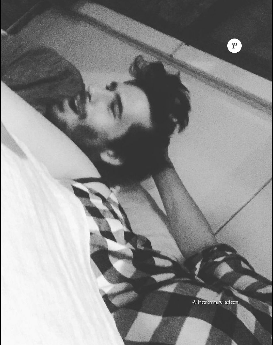 Julia Piaton dévoile parfois des photos de son compagnon, un beau brun père de son fils Abdel, âgé de 3 ans.