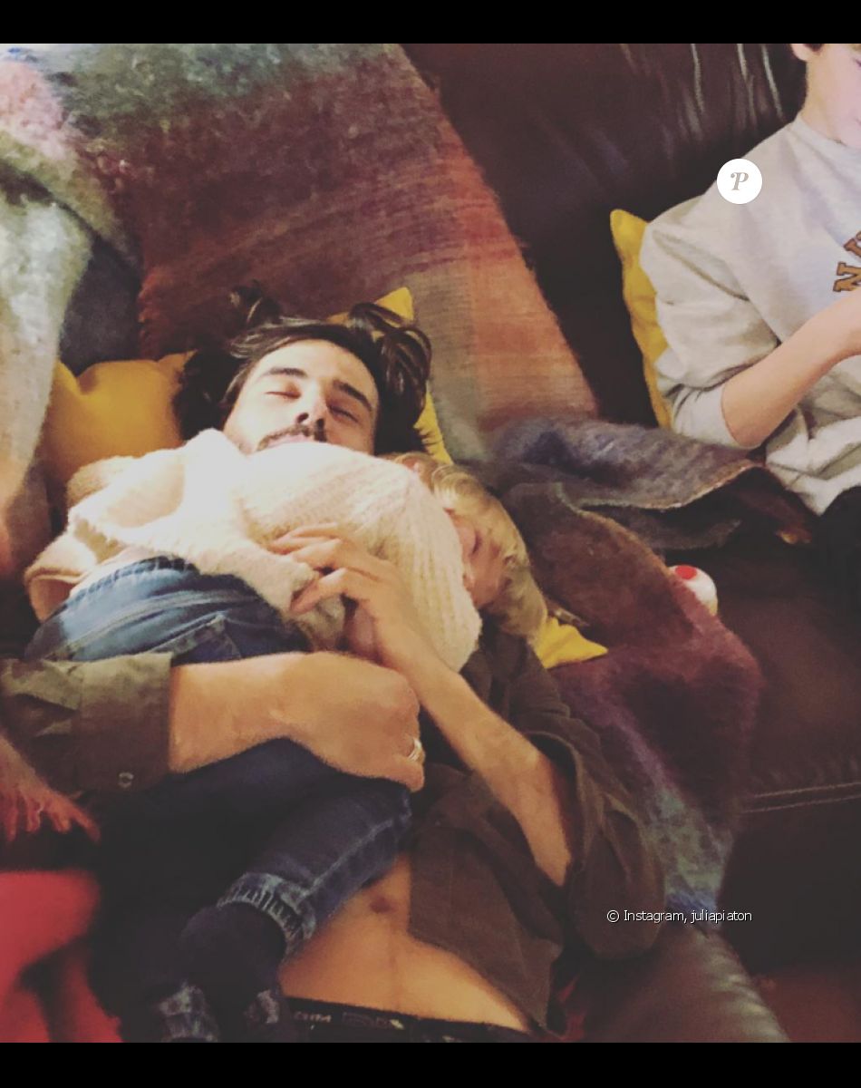 Julia Piaton dévoile parfois des photos de son compagnon, un beau brun père de son fils Abdel, âgé de 3 ans.