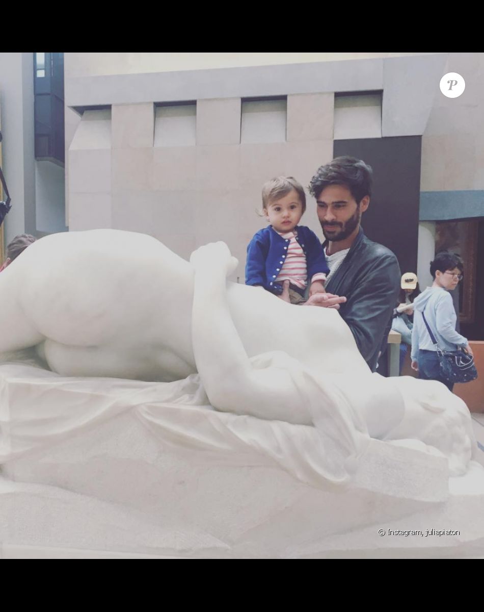 Julia Piaton dévoile parfois des photos de son compagnon, un beau brun père de son fils Abdel, âgé de 3 ans.