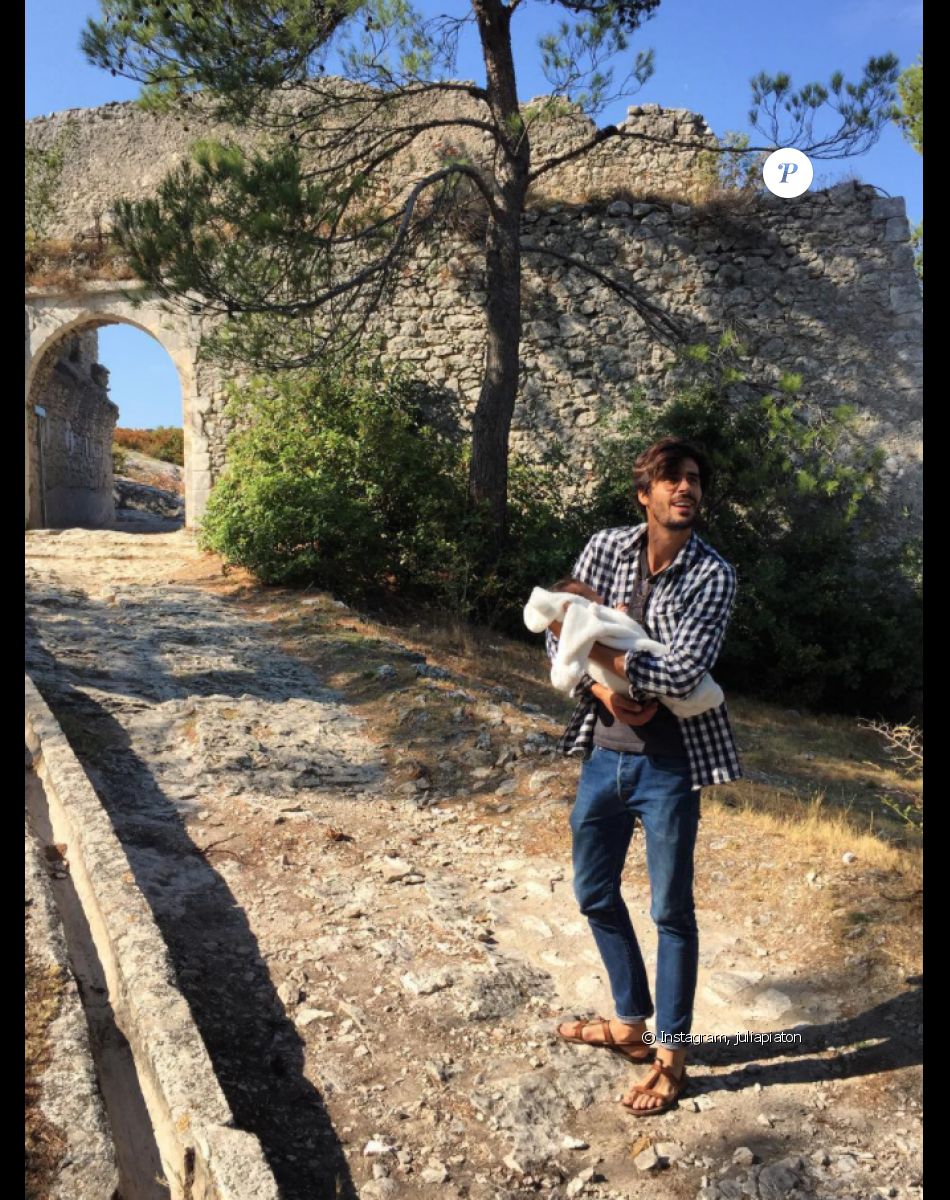 Julia Piaton dévoile parfois des photos de son compagnon, un beau brun père de son fils Abdel, âgé de 3 ans.