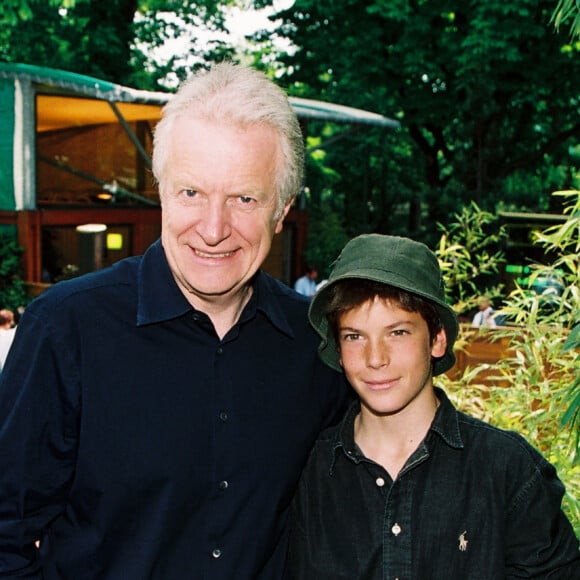 Archives - André Dussolier et son fils Léo lors du tournoi de tennis de Roland-Garros à Paris en juin 2002.