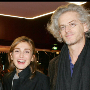 Julie Gayet et son mari Santiago Amigorena - 1ere du film "Un long dimanche de fiançailles" à Paris