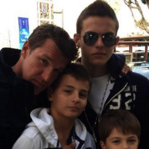 Simon Castaldi est le deuxième fils de Benjamin Castaldi, né de ses amours avec sa première femme Valérie Sapienza.