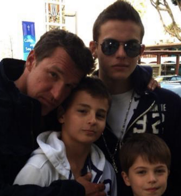 Simon Castaldi est le deuxième fils de Benjamin Castaldi, né de ses amours avec sa première femme Valérie Sapienza.