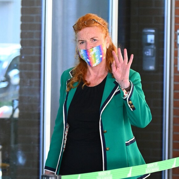 Exclusif - Sarah Ferguson, avec un masque de protection estampillé de licornes, arrive à l'aéroport de Venise, le 29 septembre 2020.