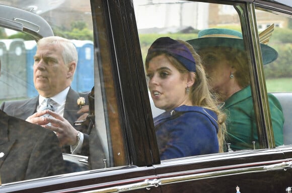 La princesse Eugénie et son mari Jack Brooksbank quittent le château de Windsor après leur mariage à bord d'une Aston Martin le 12 octobre 2018 sous le regard de ses parents le prince Andrew, duc d'York, Sarah Ferguson, duchesse d'York et de sa soeur la princesse Béatrice. 