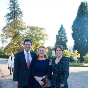 La princesse Eugenie (en robe Claudie Pierlot), son mari Jack Brooksbank et sa mère Sarah Ferguson, sur Instagram en mars 2020.