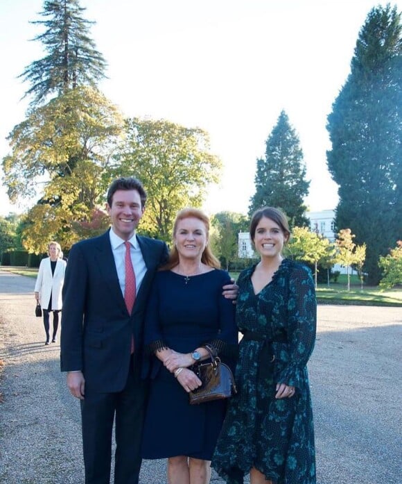 La princesse Eugenie (en robe Claudie Pierlot), son mari Jack Brooksbank et sa mère Sarah Ferguson, sur Instagram en mars 2020.