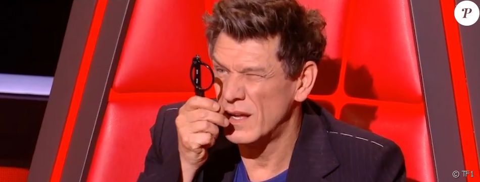 Marc Lavoine dans "The Voice 2021", avec sa drôle de facçon d'utiliser ses lunettes de vue.