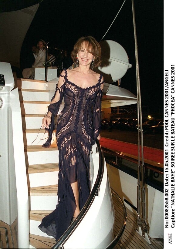 Nathalie Baye prend la pose sur le Phocéa à Cannes, en 2001
 