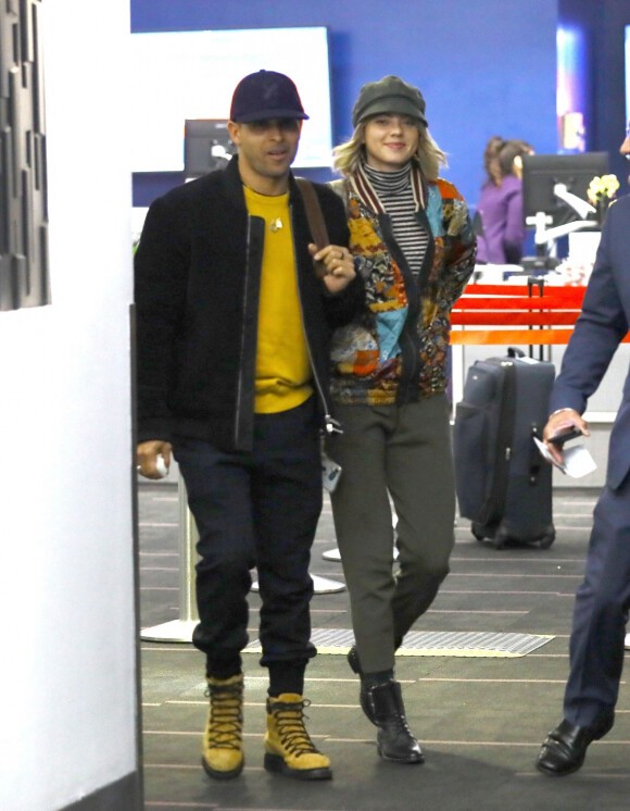 Exclusif - Wilmer Valderrama et sa compagne Amanda Pacheco prennent un vol ensemble à l'aéroport LAX de Los Angeles, le 16 novembre 2019.