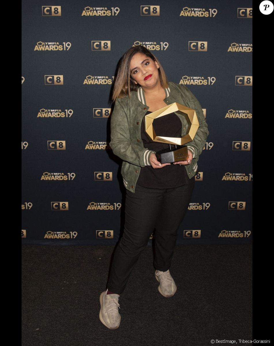 Exclusif - Inès Reg (révélation humour de l'année) dans la press room de la 1ère édition des "Olympia Awards", cérémonie récompensant des artistes de la musique et de l'humour, présentée par A. de Caunes à l'Olympia. Paris, le 11 décembre 2019. © Tribeca-Gorassini/Bestimage