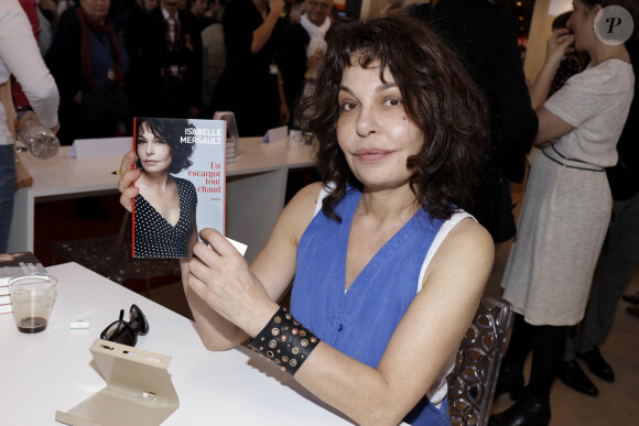 Isabelle Mergault lors de la 37ème édition du Salon du livre au parc des expositions, à la porte de Versailles, à Paris, France, le 26 mars 2017. © Cédric Perrin/Bestimage 