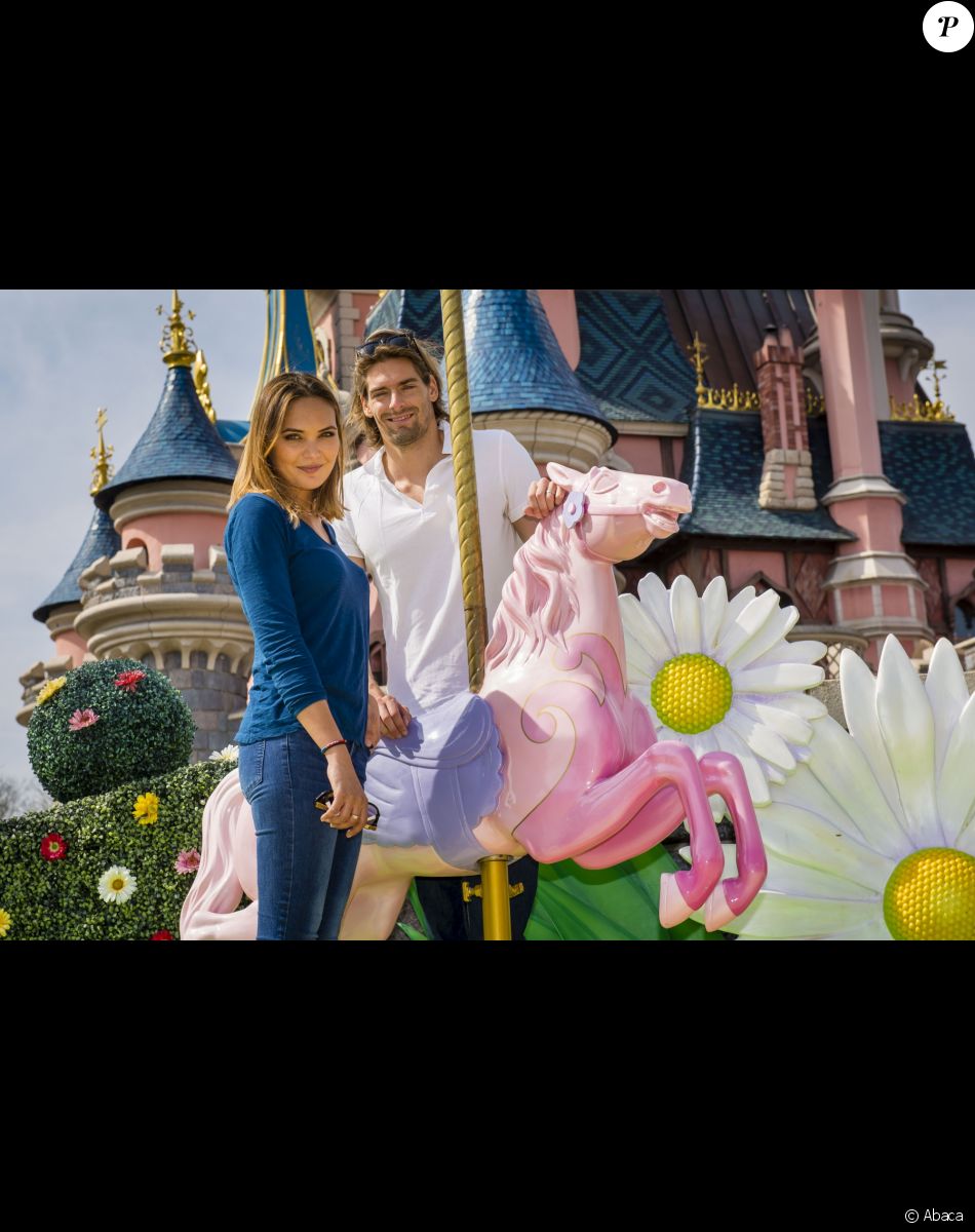 Camille Lacourt et Valérie Bègue à Disneyland paris le 12 avril 2015.