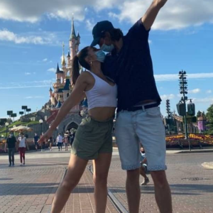 Camille Lacourt et Alice Detollanere à Disneyland Paris en septembre 2020.