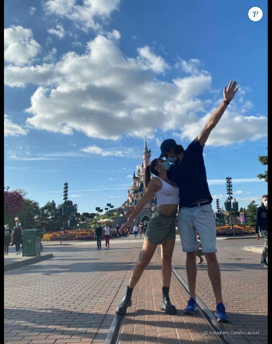 Camille Lacourt et Alice Detollanere à Disneyland Paris en septembre 2020.
