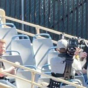 Le prince Harry a été aperçu à bord d'un bus à deux étages en compagnie du présentateur James Corden, dans les rues de Los Angeles, Californie, Etats-Unis, le 5 février 2021.