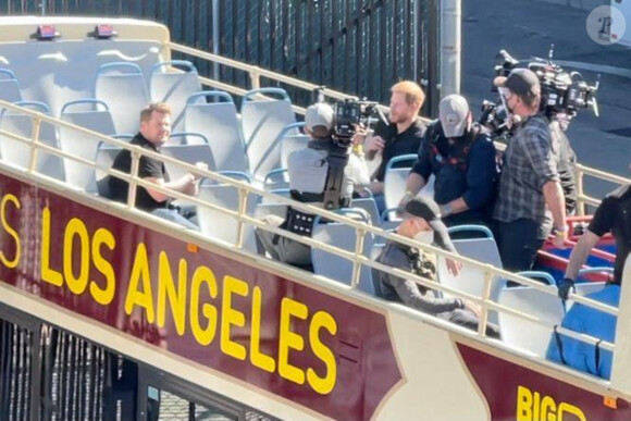 Le prince Harry a été aperçu à bord d'un bus à deux étages en compagnie du présentateur James Corden, dans les rues de Los Angeles, Californie, Etats-Unis, le 5 février 2021.