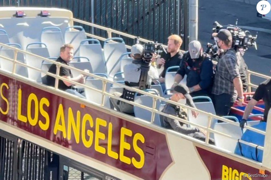 Le prince Harry a été aperçu à bord d'un bus à deux étages en compagnie du présentateur James Corden, dans les rues de Los Angeles, Californie, Etats-Unis, le 5 février 2021.