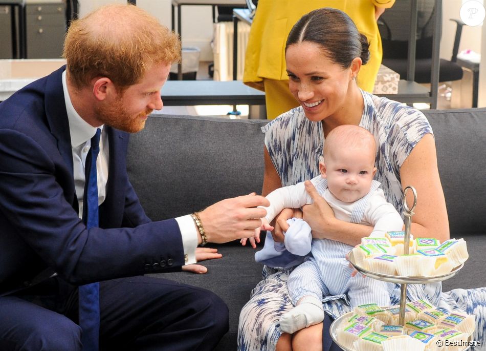 Le prince Harry, duc de Sussex, et Meghan Markle, duchesse de Sussex, avec leur fils Archie ont rencontré l'archevêque Desmond Tutu et sa femme à Cape Town, Afrique du Sud. Le 25 septembre 2019 On September 25th 2019. The Duke and Duchess of Sussex along with their son Archie meet with Archbishop Desmond Tutu and Mrs Tutu at their legacy foundation in cape Town, on day three of their tour of Africa.