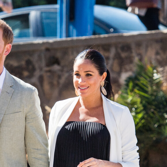 Le prince Harry, duc de Sussex et Meghan Markle, duchesse de Sussex, enceinte, en visite au "Andalusian Gardens" à Rabat lors de leur voyage officiel au Maroc, le 25 février 2019.