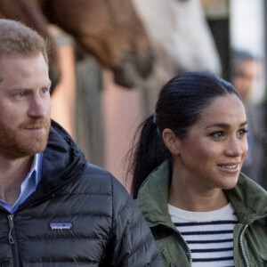 Le prince Harry, duc de Sussex et Meghan Markle (enceinte), duchesse de Sussex en visite à la Fédération Royale Marocaine de Sports Equestres à Rabat, lors de leur voyage officiel au Maroc. Le 25 février 2019