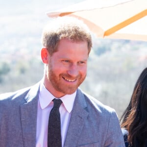 Le prince Harry, duc de Sussex, et Meghan Markle, duchesse de Sussex, enceinte lors de l'investiture (médaille de l'Ordre de l'Empire britannique) de Michael McHugo, fondateur de "Education pour tous" dans le cadre de leur voyage officiel au Maroc, le 24 février 2019.