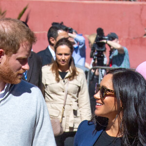 Le prince Harry, duc de Sussex, et Meghan Markle, duchesse de Sussex, enceinte lors de l'investiture (médaille de l'Ordre de l'Empire britannique) de Michael McHugo, fondateur de "Education pour tous" dans le cadre de leur voyage officiel au Maroc, le 24 février 2019.