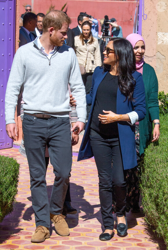 Le prince Harry, duc de Sussex, et Meghan Markle, duchesse de Sussex, enceinte lors de l'investiture (médaille de l'Ordre de l'Empire britannique) de Michael McHugo, fondateur de "Education pour tous" dans le cadre de leur voyage officiel au Maroc, le 24 février 2019.