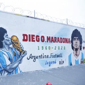 Une fresque en hommage à Diego Maradona a été réalisée rue Ordener à Paris par le street artiste C.tra Paris, le 11 janvier 2021 © Christophe Aubert via Bestimage 