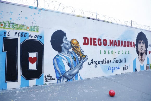 Une fresque en hommage à Diego Maradona a été réalisée rue Ordener à Paris par le street artiste C.tra Paris, le 11 janvier 2021 © Christophe Aubert via Bestimage 