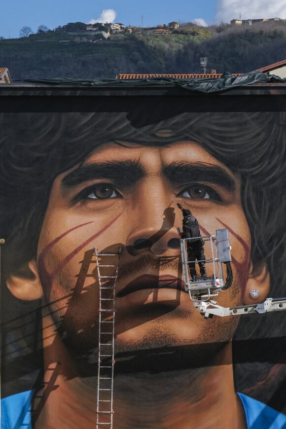 L'artiste Jorit Agoch peint une nouvelle fresque à Naples, représentant le visage de Diego Armando Maradona décédé le 25 novembre 2020. Maradona est vénéré comme un saint à Naples, le 4 janvier 2021. 