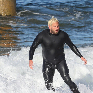 Exclusif - Jonah Hill profite d'une session de surf avec amis à Malibu, Los Angeles, Californie, Etats-Unis, le 25 février 2021.