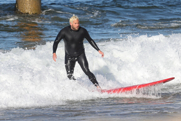 Exclusif - Jonah Hill profite d'une session de surf avec amis à Malibu, Los Angeles, Californie, Etats-Unis, le 25 février 2021.