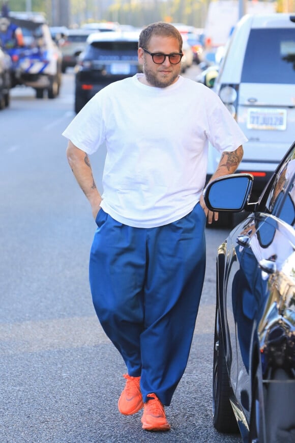 Exclusif - Jonah Hill se promène dans les rues de Beverly Hills. Une fois à bord de son véhicule, l'acteur en profite pour fumer une cigarette, le 14 août 2019.