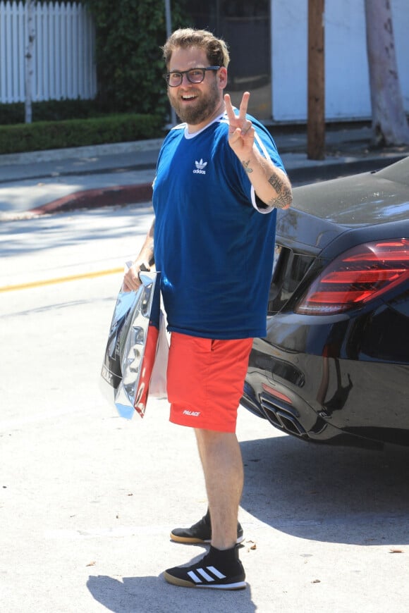 Exclusif - L'acteur Jonah Hill porte fièrement les couleur d'Adidas lors d'un après-midi shopping à West Hollywood, Los Angeles, le 12 juin 2019.