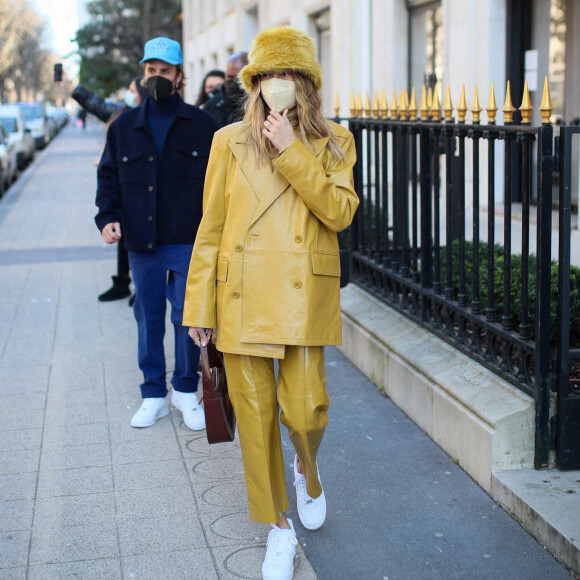 Justin Bieber et sa femme Hailey Bieber (Baldwin) se baladent en amoureux à Paris le 28 février 2021