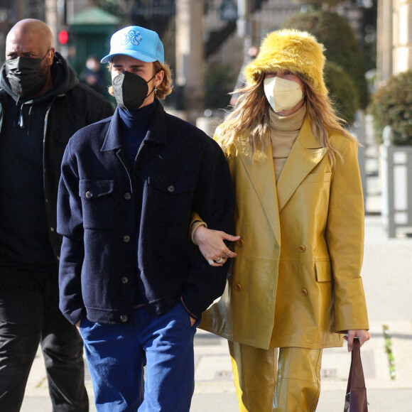 Justin Bieber et sa femme Hailey Bieber (Baldwin) se baladent en amoureux à Paris le 28 février 2021