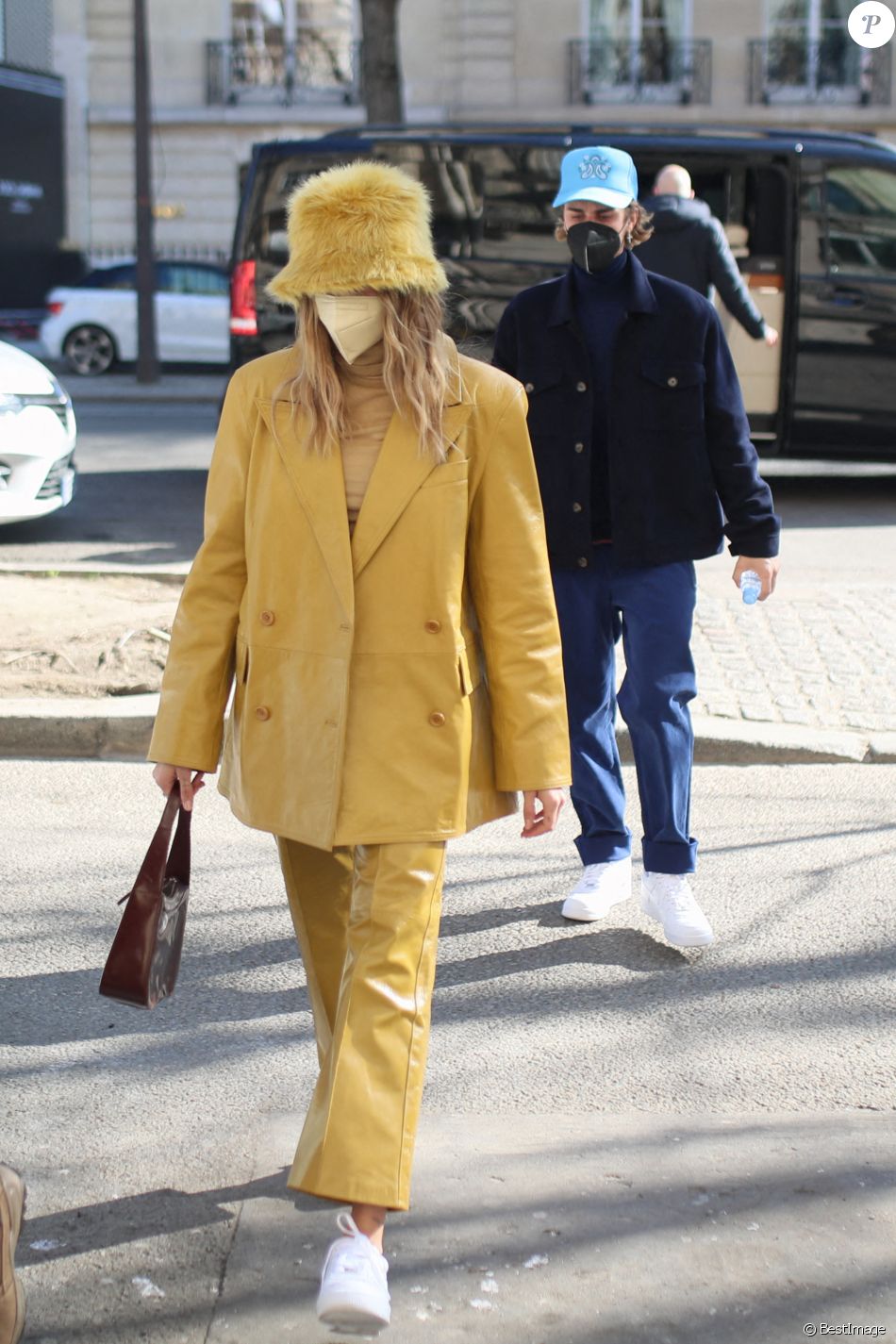 Justin Bieber et sa femme Hailey Bieber (Baldwin) se baladent en amoureux à Paris le 28 février 2021