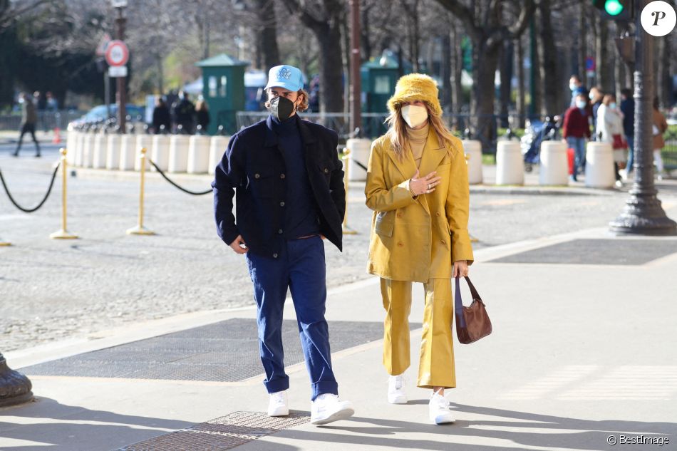 Justin Bieber et sa femme Hailey Bieber (Baldwin) se baladent en amoureux à Paris le 28 février 2021
